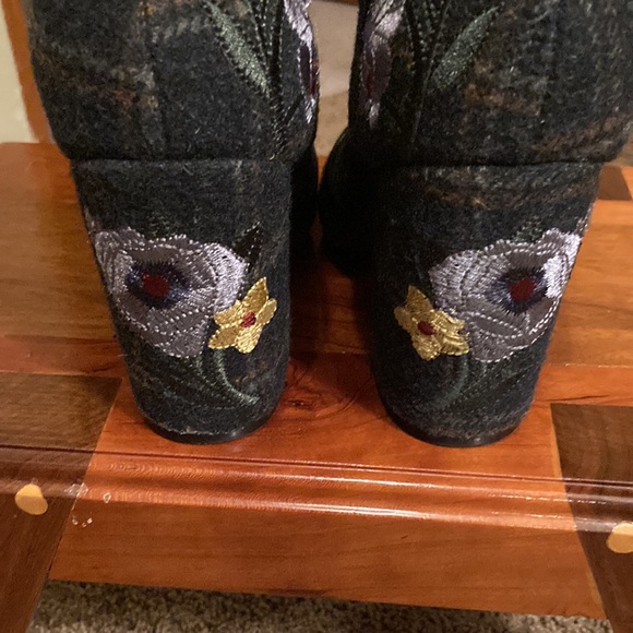 INDIGO RD. FLOWERED FABRIC ANKLE BOOT. SIZE 7.5. Too cute!!!!! EUC - Picture 10 of 12